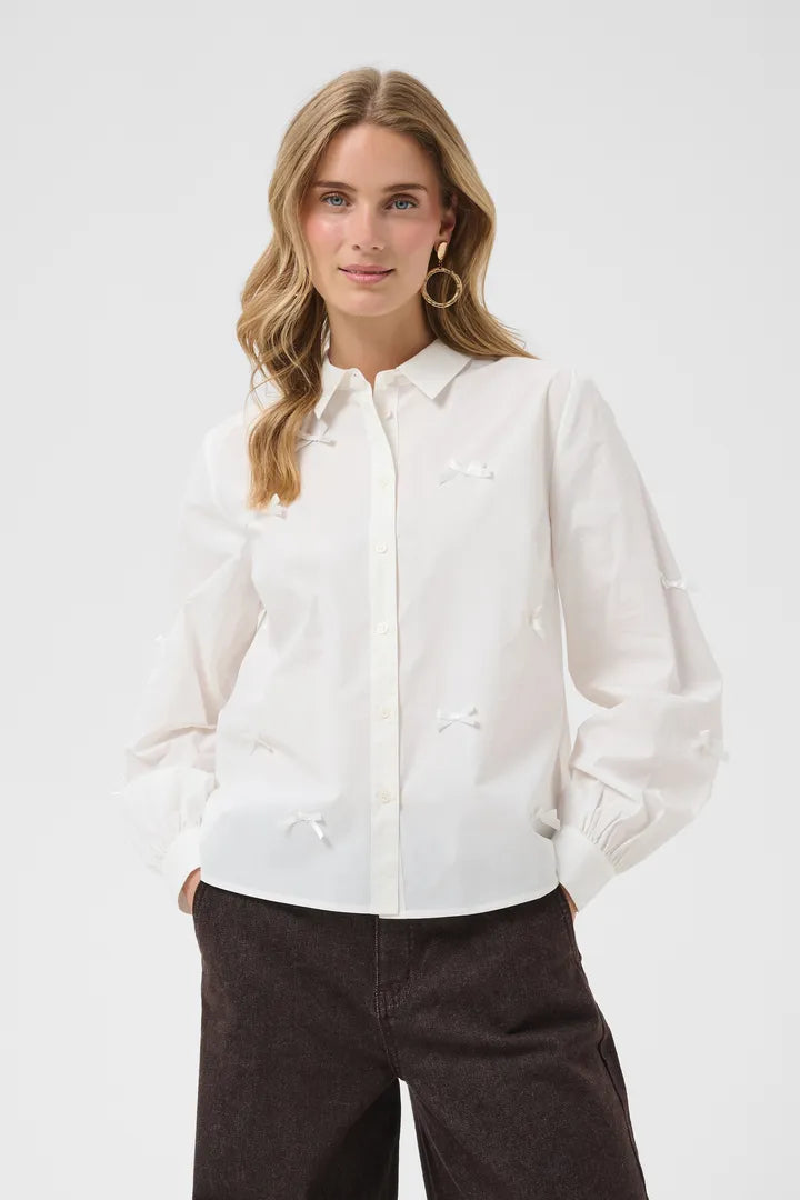 Cream blouse strikjes